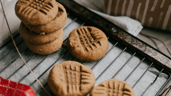 Cookies on a baking tray 